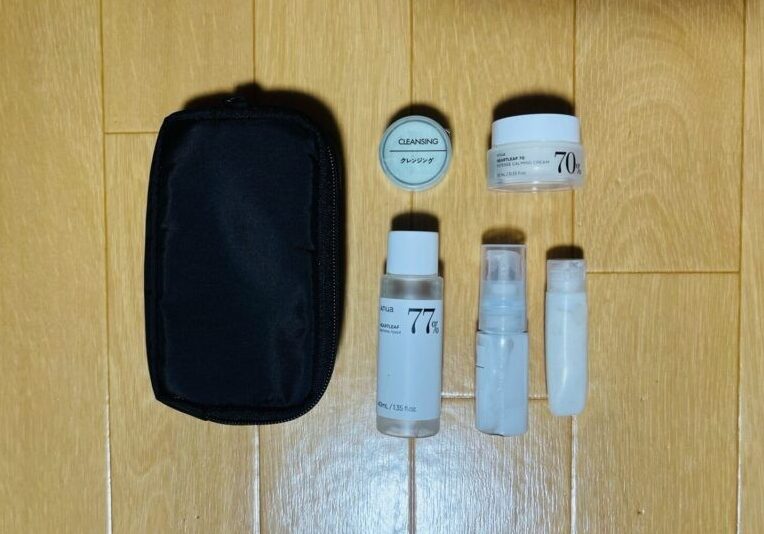 クレンジング、洗顔、化粧水、乳液、保湿クリーム。クレンジングは100均の詰め替え容器。化粧水とクリームはアヌアのお試しセットのサイズが丁度良かったので補充して使用しています。乳液と洗顔は無印の詰め替えボトル。