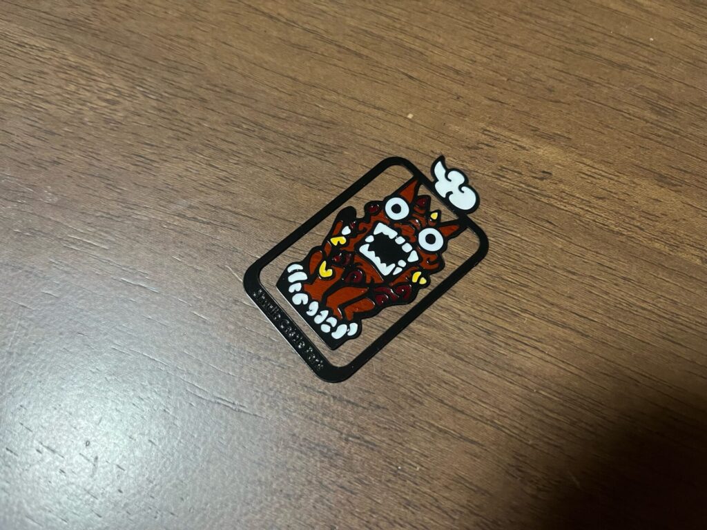 沖縄で購入したシーサーのしおり。ガラスと金属でできていて重厚感があります。