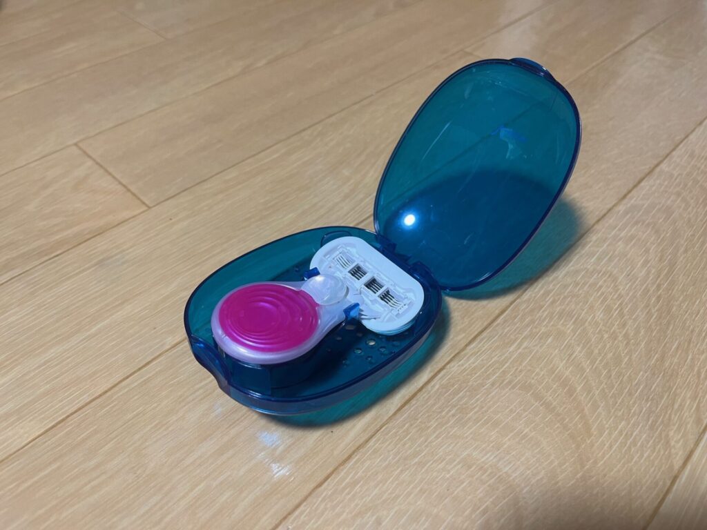 カミソリって持ち運ぶ時刃を保護するケーズが小さすぎて無くしがちだし、大きくて恥ずかしい。そんな旅先でのカミソリ問題、これで解決できますよ。持ち手が丸くて親指にフィットする形になっているので意外と持ちやすいです。ヴィーナスの替え刃を使用できるので繰り返し使える。ケースも水切りしやすいように穴が開いていて衛生的です。旅行の時、これも必ず持っていきます。