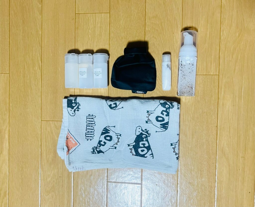 シャンプー、コンディショナー、ボディソープ(or牛乳石鹸：黒い入れ物)、洗顔、デリケートゾーン用ソープ、手ぬぐい(orボディスポンジ)。ボディソープは気分に合わせて牛乳石鹸を持っていくこともあります。牛乳石鹸はボディソープ⇔洗顔、手ぬぐい⇔ボディスポンジと兼用できる組み合わせがあるので荷物を究極に減らしたい時は汎用性の高いものを選択します。