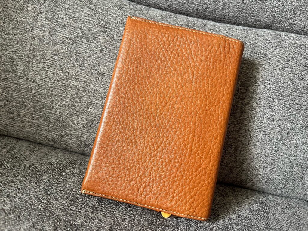 お気に入りの土屋鞄のトーンオイルヌメアンティック文庫カバー。かれこれ1年ほど使用しています。